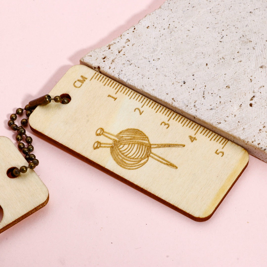 Knitting Needle Gauge - Natural Wood Ruler - Measuring Tool - Rectangle 6.8cm x 3cm (G571663)