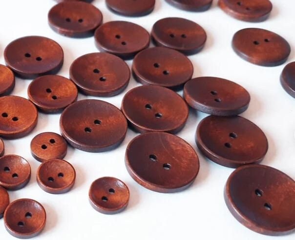 Chestnut brown wooden buttons - 20mm (Approx 3/4 inch) - 2 holes - round sewing wood buttons 25mm (1")  (041012)